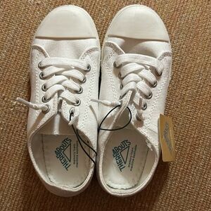 NWT white kids sneaker size 2